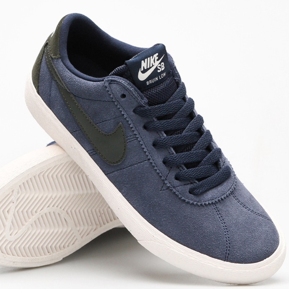 NIKE SB BRUIN LOW NAVY SUEDE WITH BLACK LOHO - EUC